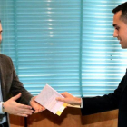 Luigi di Maio entrega su papeleta al presidente de la mesa electoral donde ha votado, en Nápoles.