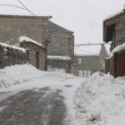 La nieve sigue asentada en los pueblos de la montaña leonesa. En la imagen, Sena de Luna. MARCIANO