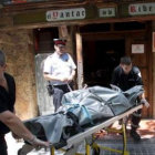 Miembros del servico judicial trasladan el cuerpo sin vida del pinche