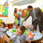 Antón, con los pequeños del centro de infantil.
