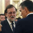 Mariano Rajoy charla en su última legislatura con el gran superviviente, Pedro Sánchez. J. P. GANDÚL