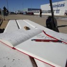 Libro de recogida de firmas en el exterior de la factoría de Vestas en Viladangos del Páramo tras la gesta de Piru, que fue en bici hasta Dinamarca para entregar a la dirección de la multinacional eólica una carta contra el cierre.