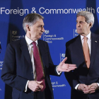 Philip Hammond y John Kerry durante la reunión.