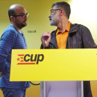 El concejal de Vic Joan Coma conversa con el diputado de la CUP Carles Riera. ALEJANDRO GARCÍA