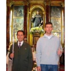 Padre e hijo posan ante el altar del santo. Tras 30 años de espera, serán los mayordomos