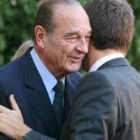 Jaques Chirac abraza a Zapatero ayer, en la puerta de El Elíseo