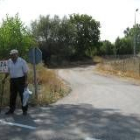 La nueva carretera aprovecharía este camino de tierra junto a los campos de fútbol de Carbajal