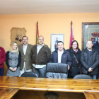 Enrique Busto (centro) junto a los representantes nacionales y locales de Protección Civil.