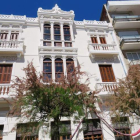 Imagen reciente de la Casa Villarejo, con la fachada restaurada y pintada de vistoso color blanco. DL