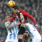 El delantero del Athletic, Aritz Aduriz, disputa un balón a Albentosa y al venezolano Rosales.