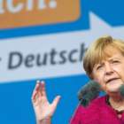 Merkel da un discurso durante el acto final de su campaña electoral en Stralsund.