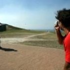 Una turista se fotografía ante la Torres de Hércules