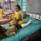 Un paciente indio recibe tratamiento en el Hospital de Siliguri como consecuencia del terremoto de Nepal.