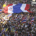 Vista de la gran manifestación que este lunes ha recorrido las calles de Bangkok.