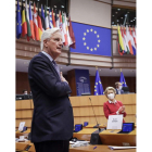 Barnier agradece los aplausos de la eurocámara. OLIVIER HOSLET