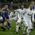 Los jugadores de ambos equipos esperan el balón a la salida de un córner