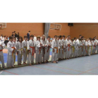 Foto de familia de los participantes en el torneo de Navidad disputado en el Polideportivo La Torre. DL