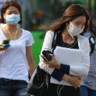 Mujeres con máscaras protectoras caminan cerca de la estación Sindorim, en Seúl.