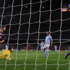 Suárez y Messi festejan el original gol de penalti indirecto que marcó el uruguayo al Celta en el Camp Nou.