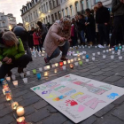 Velas por las víctimas de París en el distrito bruselense de Molenbeek.