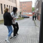 Pilar Gómez, hermana del fallecido, sujeta a su hija para evitar que vuelva a increpar al detenido.