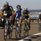 Varios ciclistas marchan escapados durante una etapa de la Vuelta a León disputada el año pasado.