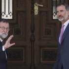 Mariano Rajoy y Felipe VI saludan a la prensa antes de entrar en el Palacio de Marivent para el almuerzo de trabajo.