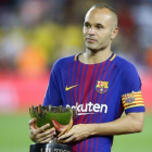 Iniesta, con el trofeo Joan Gamper.