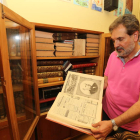 El director del instituto, Domingo Carrasco, muestra una de las joyas de la biblioteca.