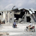 Destrozos causados por los bombardeos rusos en las afueras de la ciudad siria de Idlib.