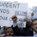 Varios empleados de la banca participan en una manifestación organizada frente al Parlamento en Nicosia, el pasado 4 de abril.