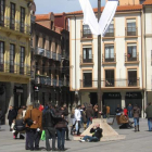 Unos turistas se fotografían en la Plaza Mayor de Astorga.