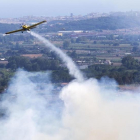 Una avioneta trabaja en un incendio forestal declarado en Blanes el pasado julio.