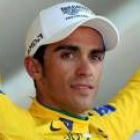 Contador alza los brazos tras convertirse en nuevo líder del Tour