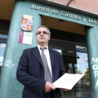 Gallardo, con el comunicado ante la sede de la Junta.