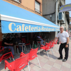 Julio Suárez cerrará el día 31 de agosto el bar-restaurante Langreano después de 71 años. ANA F. BARREDO