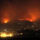 El fuego se acerca a las casas de Redondela, en el área metropolitana de Vigo (Pontevedra).