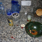 Restos de comida que dejón el ladrón en una de las casas de Calella en las que entró a robar.