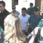 El joven lacianiego imputado, a la salida del juzgado de Cangas donde declaró por última vez