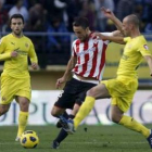 El centrocampista del Athletic Carlos Gurpegui pelea un balón con Borja Valero.