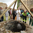 Momento en el que Gloria Fernández Merayo baja el cofre con los recuerdos de Ponferrada. L. DE LA MATA