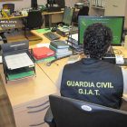 Un agente de la Guardia Civil en labores relacionadas con la operación que ha terminado con la detención de los tres implicados en los casos de estafa.