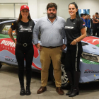 Alba Sánchez, Roberto Rodríguez y Patricia Lafarja junto al Hyundai i20 en Lemasa. J. NOTARIO