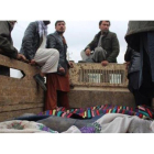 Un grupo de afganos trasladan los cuerpos de las 13 víctimas civiles asesinadas en Kunduz.