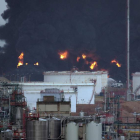 Columna de humo del incendio originado en un depósito de gasóil del complejo de Repsol. BELDAD