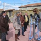 La presidenta de la Diputación prueba uno de los aparatos del parque de Villaverde.