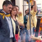 La chispa corre por la mecha del chupinazo inaugural de las fiestas de San Juan de Sahagún.