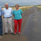 El alcalde de Laguna de Negrillos y otros concejales visita la carretera que será arreglada.