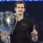 Murray, con su trofeo de la Copa de Maestros, termina el año como número uno. ANDY RAIN