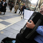 El acordeonista Arty durante una de sus actuaciones en la calle Ancha.